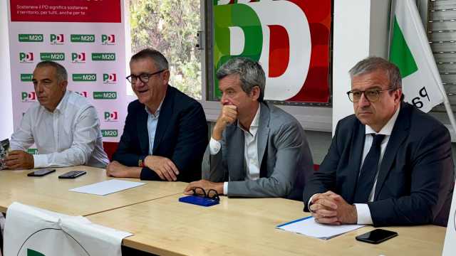 Riunione Sede Pd Con Cani E Orlando