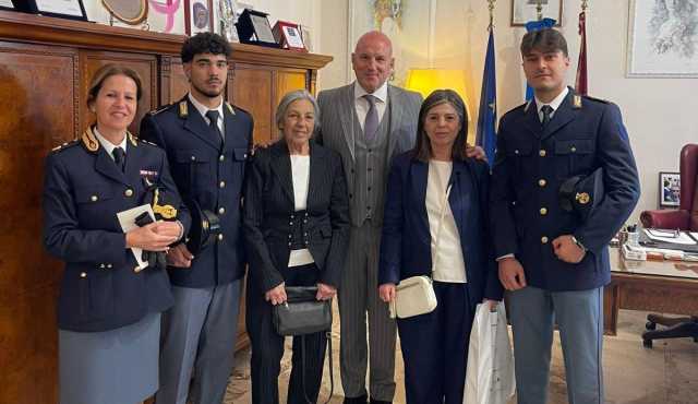 Anziana Parte Per La Sardegna