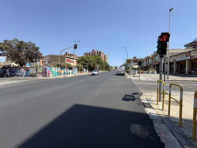 Viale Colombo Con Nuovo Asfalto Senza Segnaletica Orizzontale