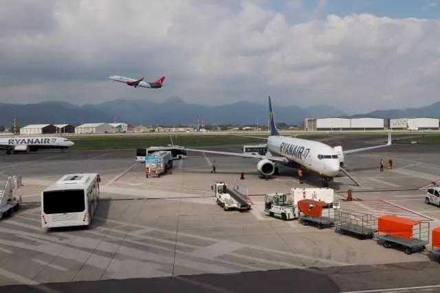 Aerei Aeroporto Elmas