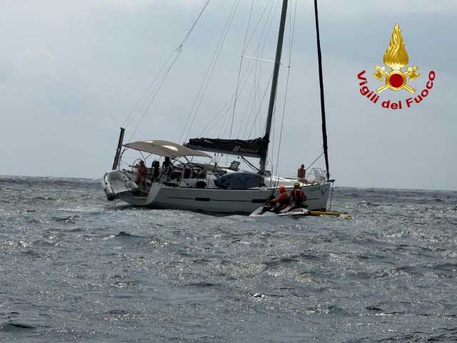 Porto Ottiolu Barca A Vela Di 12 Metri Si Incaglia Su Una Scogliera In Salvo Le Tre Persone A Bordo