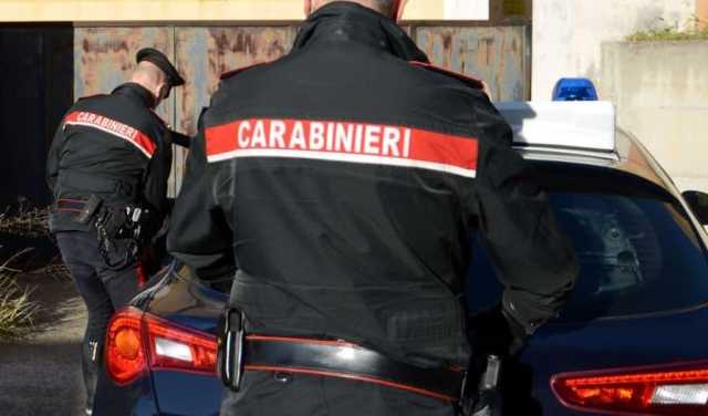 Carabinieri Davanti A Cancello