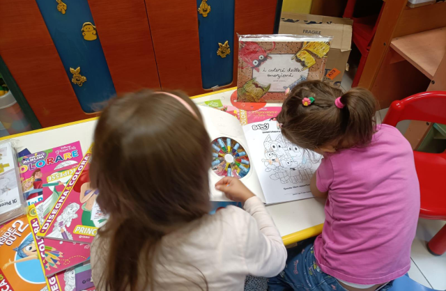 Due Bambini Con I Libri Regalati Dalla Libreria Giutni.jpeg