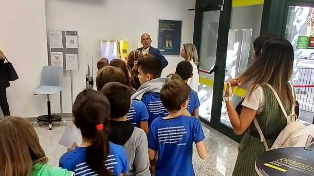 I Bambini In Fila Per Prendere Il Ticket