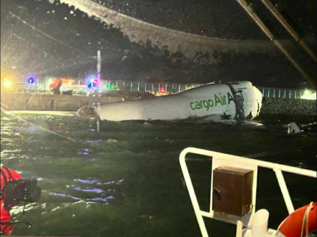 Hong Kong, aereo cargo esce dalla pista e finisce in mare: due morti (VIDEO)