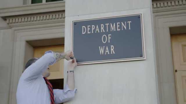 Dipartimento della guerra in America: installata la nuova targa al Pentagono