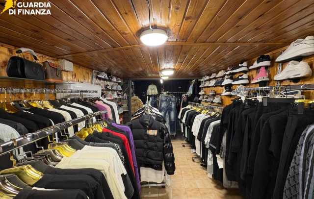 Negozio Di Abbigliamento Contraffatto