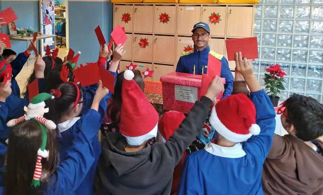 Quartu, i bambini dell'istituto 6-3 di via Nasturzi consegnano al postino le loro letterine di Natale