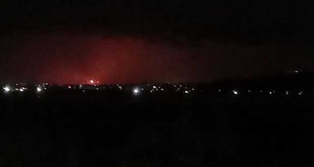 Torce Sarlux accese nella notte a Sarroch: 