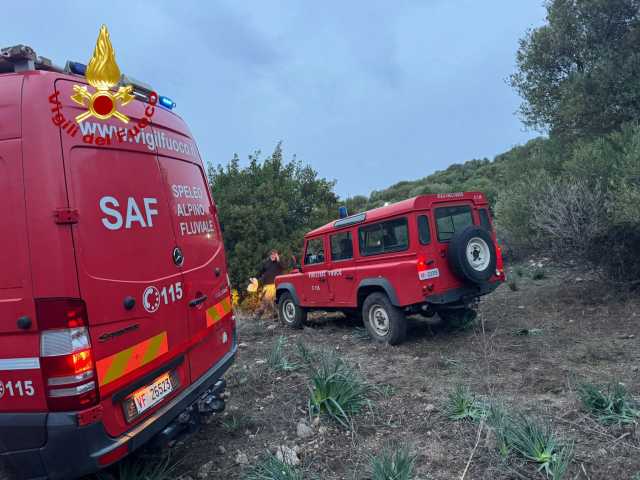Oliena, cade e si fa male mentre cerca funghi in campagna: soccorsa con l'elicottero