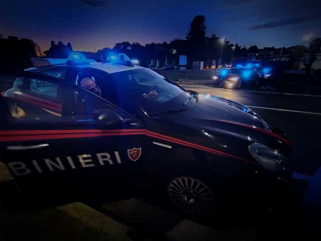 Forza il posto di blocco, si schianta e tenta di aggredire i carabinieri: 35enne denunciato a Cagliari