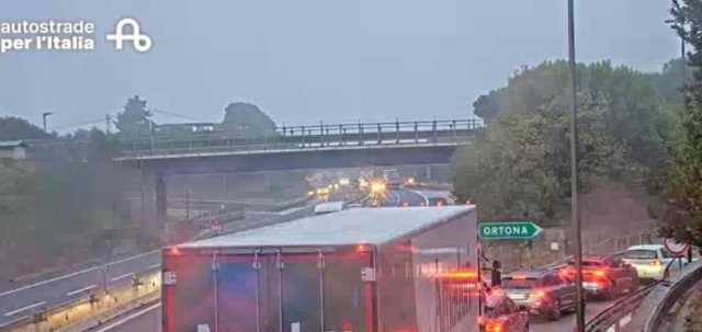 Assalto a un furgone portavalori sulla A14: chiodi, fumogeni e auto bruciate