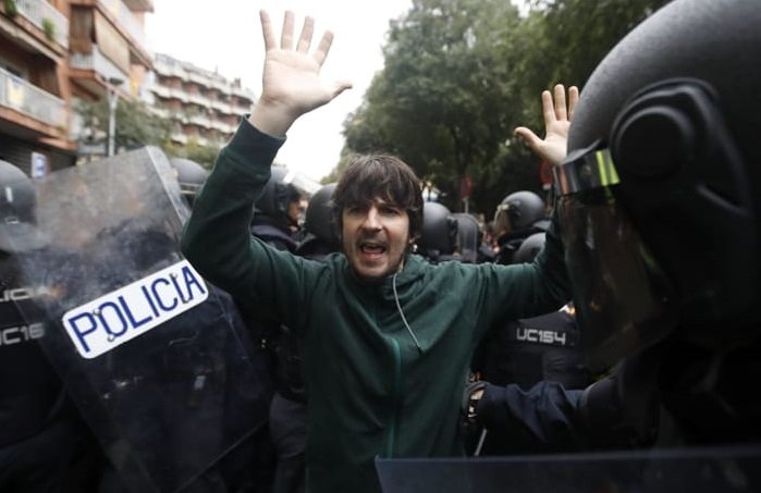 Catalogna Scontri Tra Polizia E Votanti