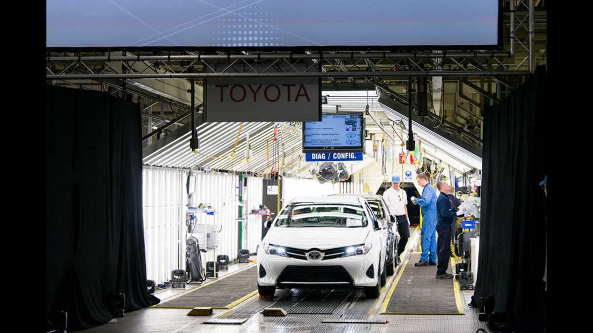 nuova-toyota-auris-parte-la-produzione-a-burnaston