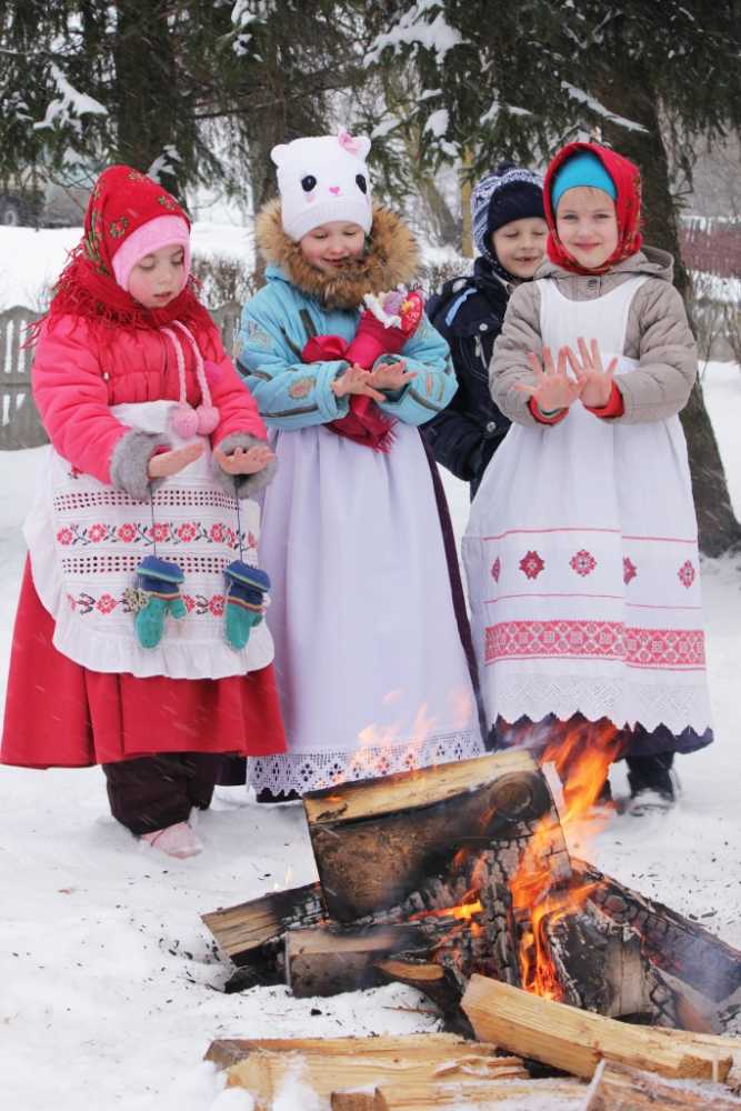 BAMBINI-BIELORUSSI-DI-UN-GRUPPO-CULTURALE-FESTA-TRADIZIONALE