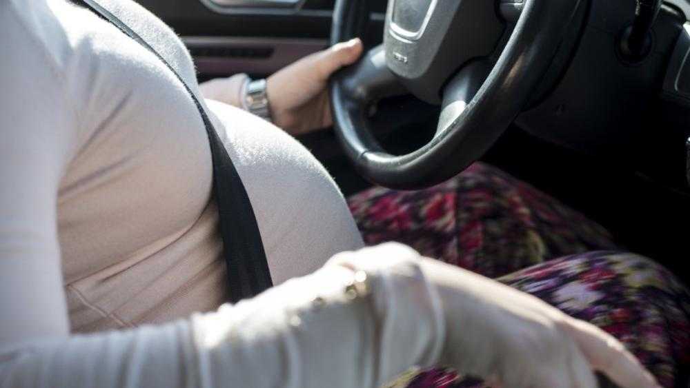 donna-incinta-al-volante