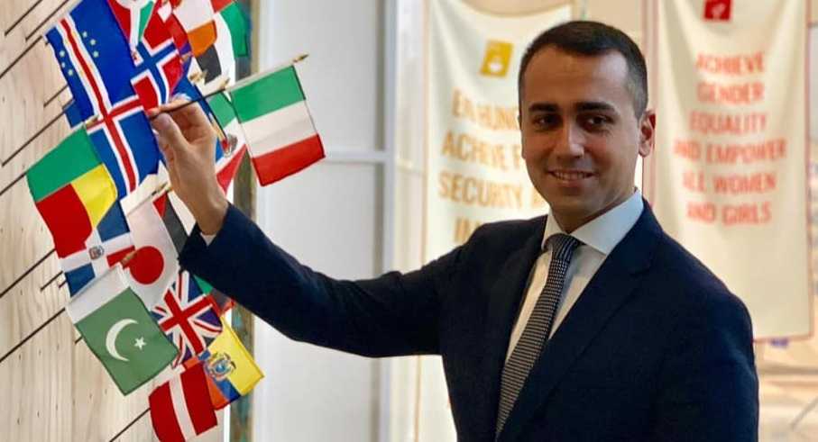 Luigi-Di-Maio-bandierina
