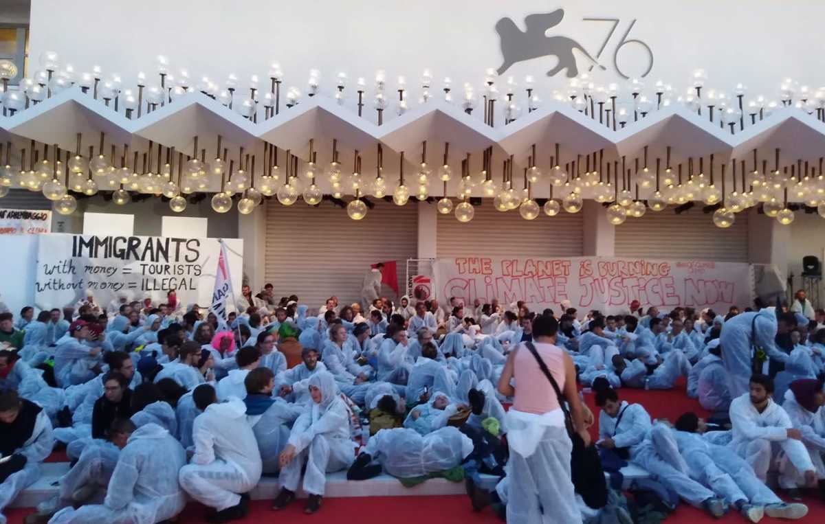 red-carpet-attivisti-occupazione