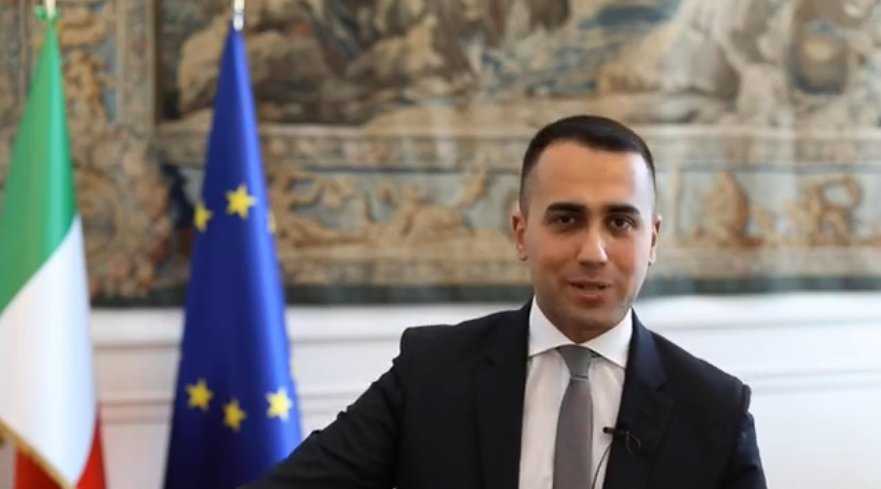 Luigi-Di-Maio-bandiera