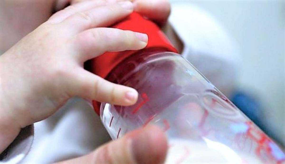 mamma-avvelena-il-biberon