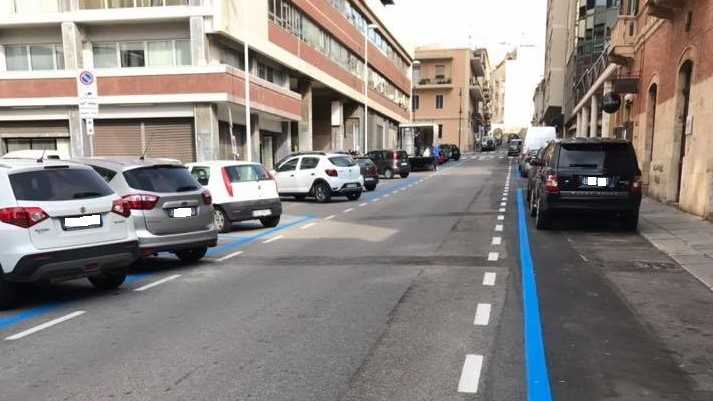 Via-Caprera-strisce-blu