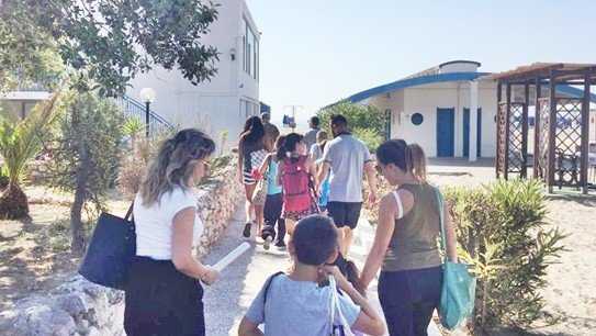 Ragazzi-entrano-nello-stabilimento-militare