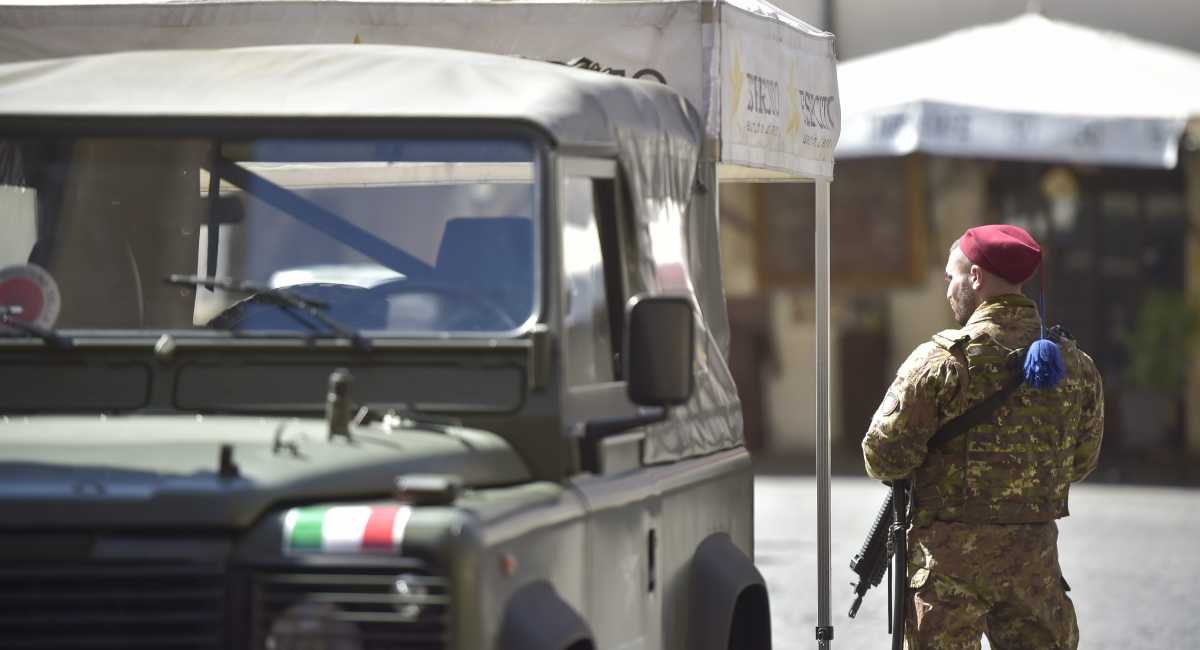 esercito-militare-di-spalle