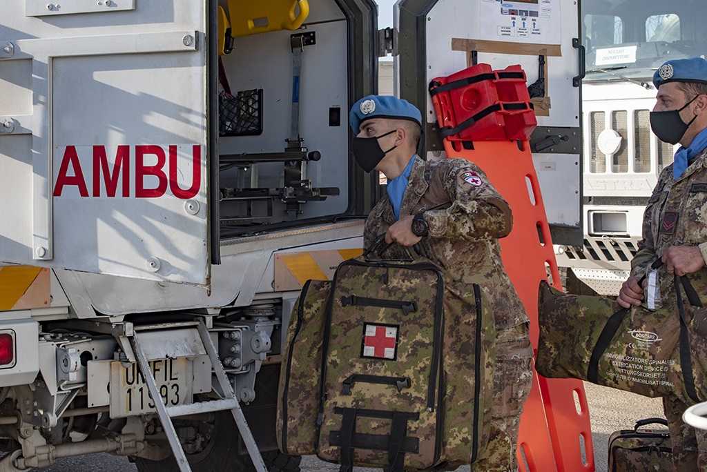 Caricamento-materiale-sanitario-su-VTLM-ambulanza