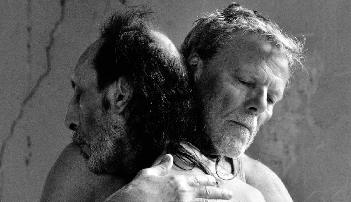 2abbraccioIl-rosa-nudo