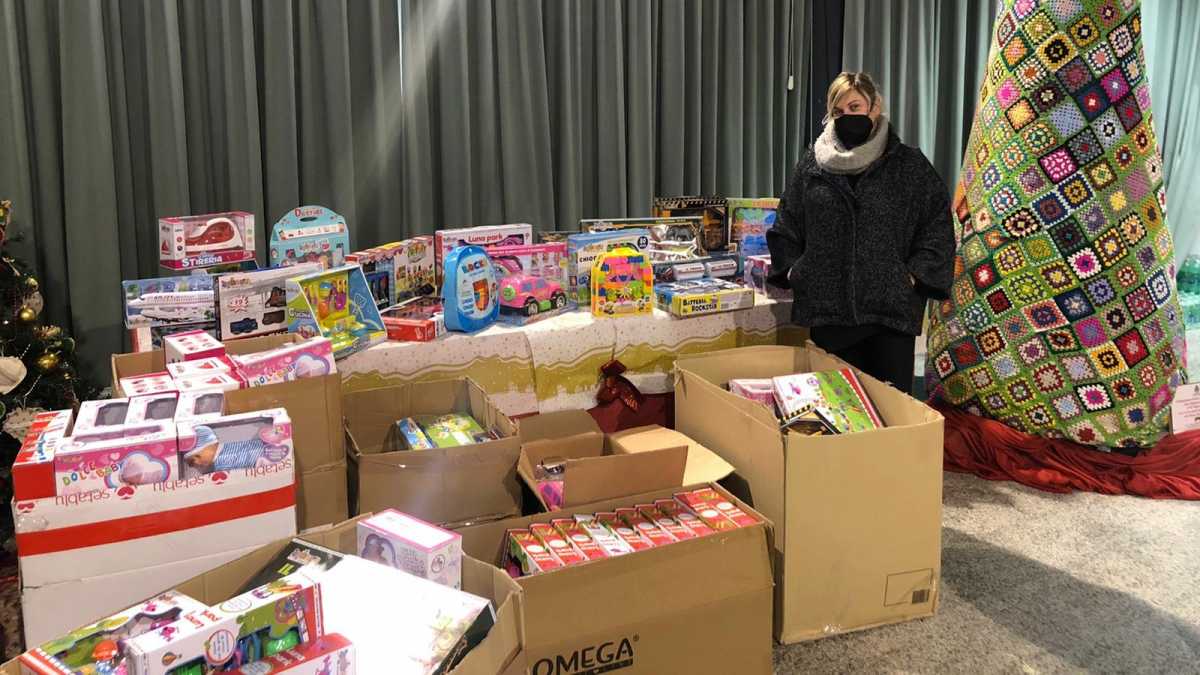 I-giocattoli-donati-e-lassessora-Fausta-Moroni