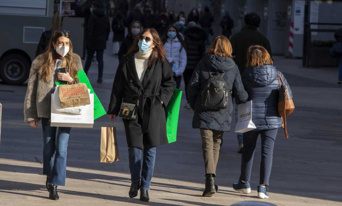 persone-in-giro-mascherina