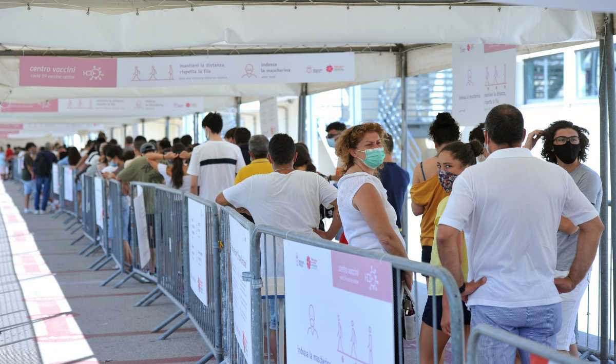 fiera-vaccini-fila-code