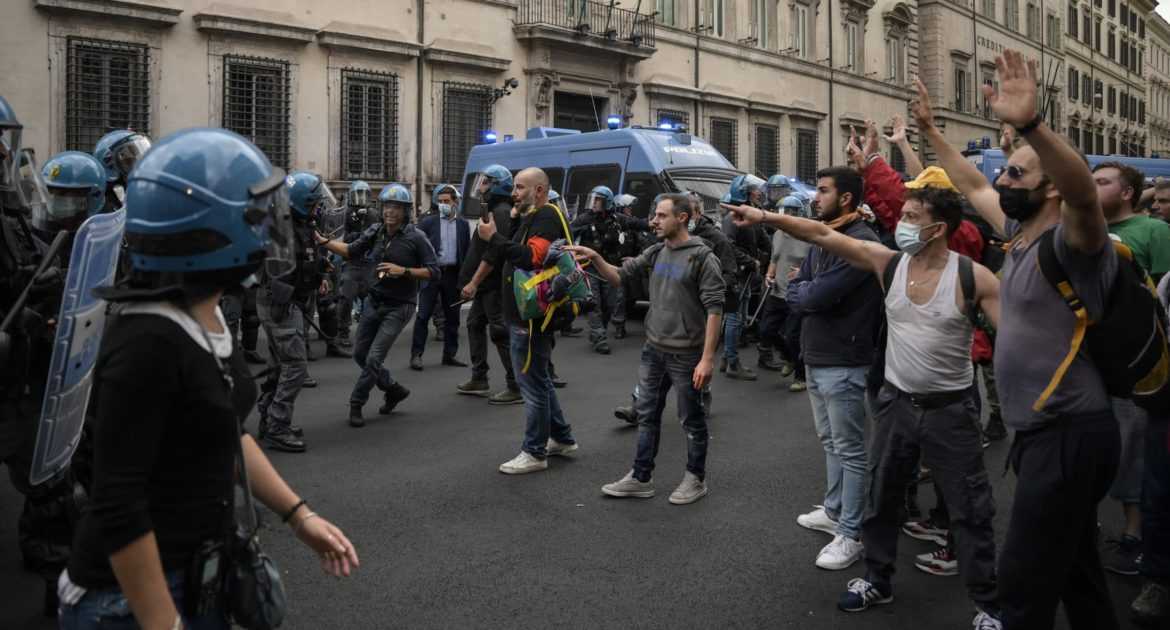 forza-nuova-assalti-polizia