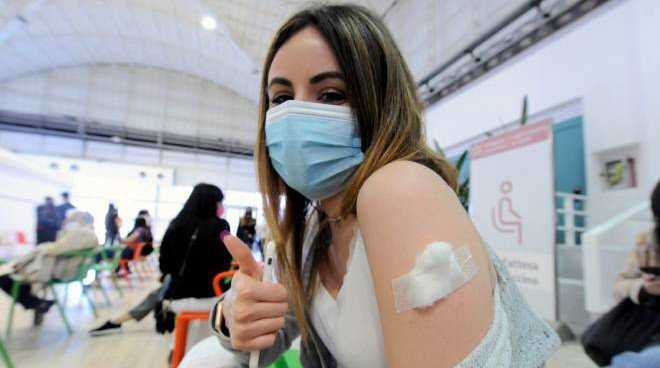 vaccino-pollice-in-su