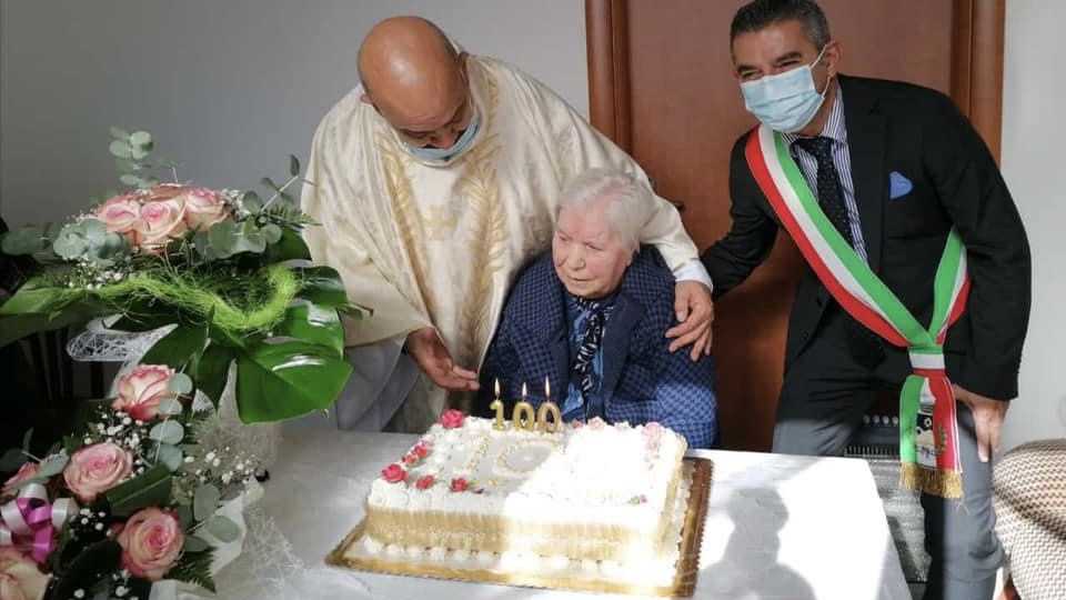 cento-anni-mari-carta