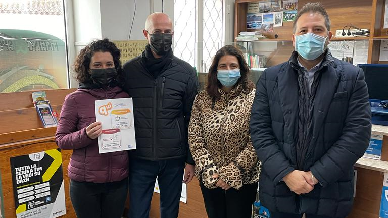 Arzachena-certificati-anagrafici-in-tabaccheria-da-sinistra-lesercente-Mario-Nieddu-Cristina-Usai-Roberto-Ragnedda