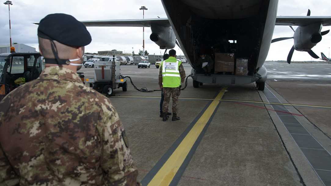 3-Una-fase-dello-scaricamento-dal-velivolo-dellAeronautica-Militare