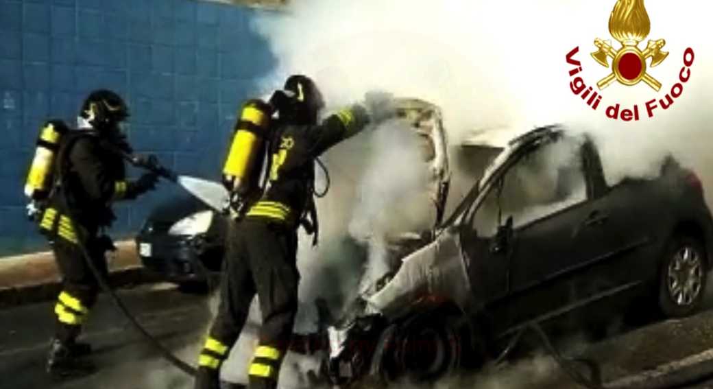 Auto-in-fiamme-Cagliari