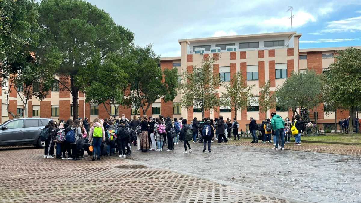 lingresso-degli-studenti-allistituto-frassinetti