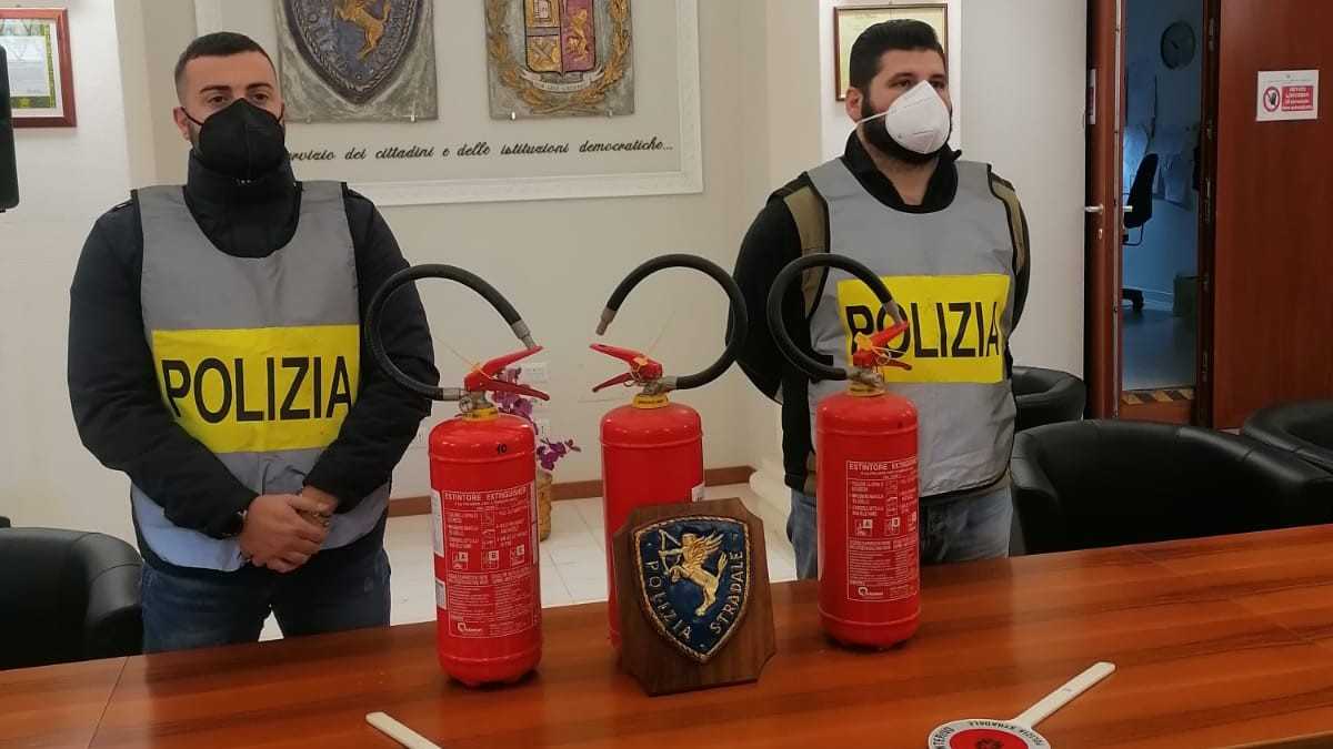 Gli-estintori-recuperati-dalla-polizia-stradale