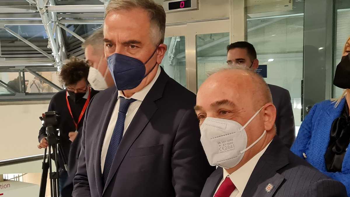 Lasessore-Chessa-con-il-ViceMinistro-Kalafatis