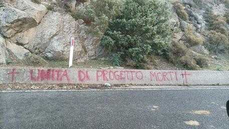 Scritte-di-minacce-contro-lunita-di-progetto