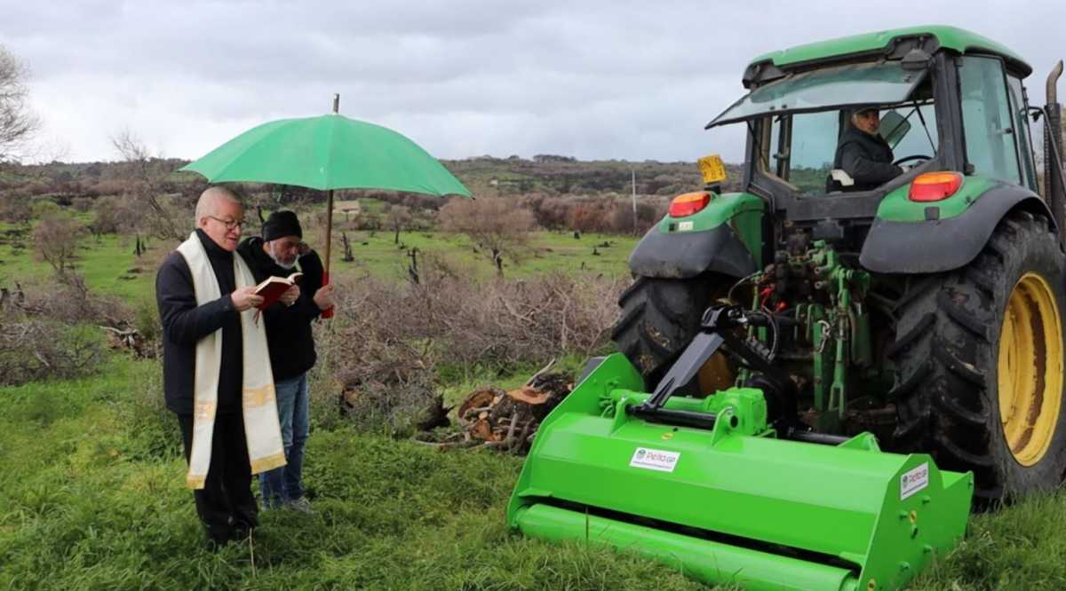 Don-Mario-Piras-parroco-di-Cuglieri-benedice-la-trincia