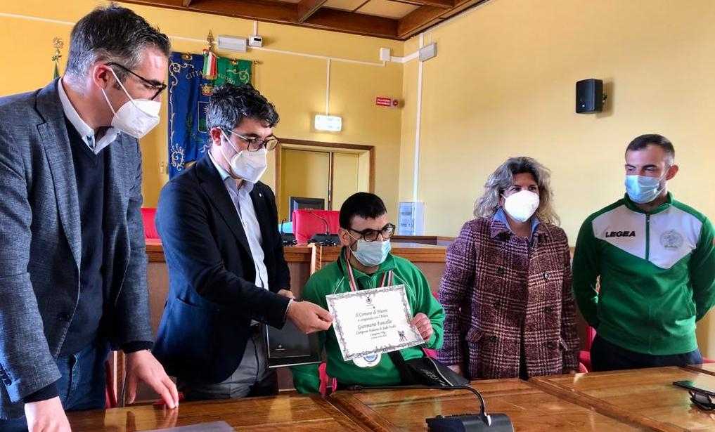 La-consegna-della-pergamena