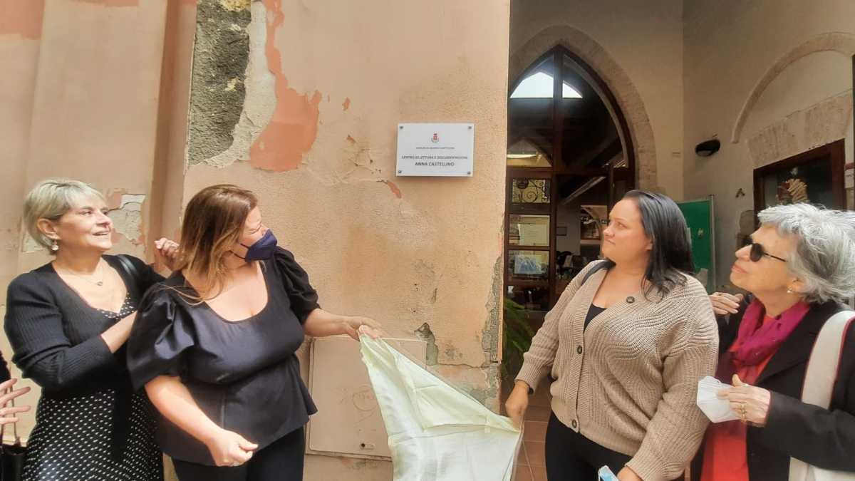 Le-figlie-della-Castellino-scoprono-la-targa-del-Centro-di-lettura-e-documentazione
