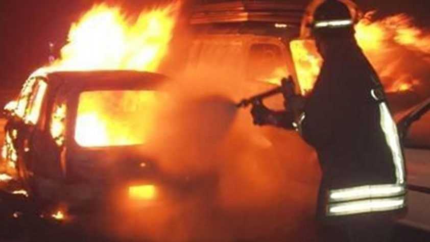 Vigili-del-fuoco-auto-bruciata