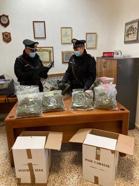 sCATOLE-PANE-CARASAU-PIENE-DI-MARIJUANA