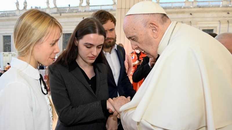 Il-Papa-incontra-le-mogli-dei-combattenti-Azov