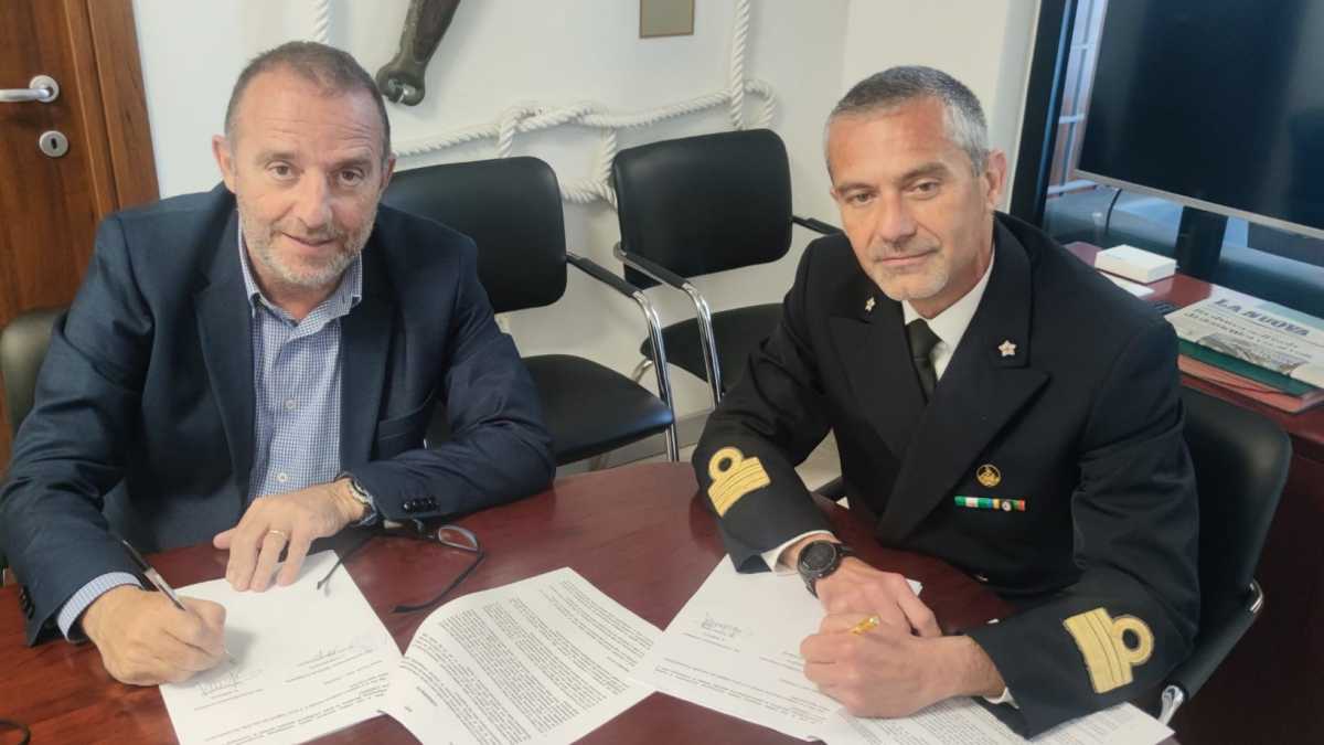 Il-Sindaco-Lutzu-e-il-Comandante-della-Capitaneria-di-Porto-Ragnani-firmano-il-verbale