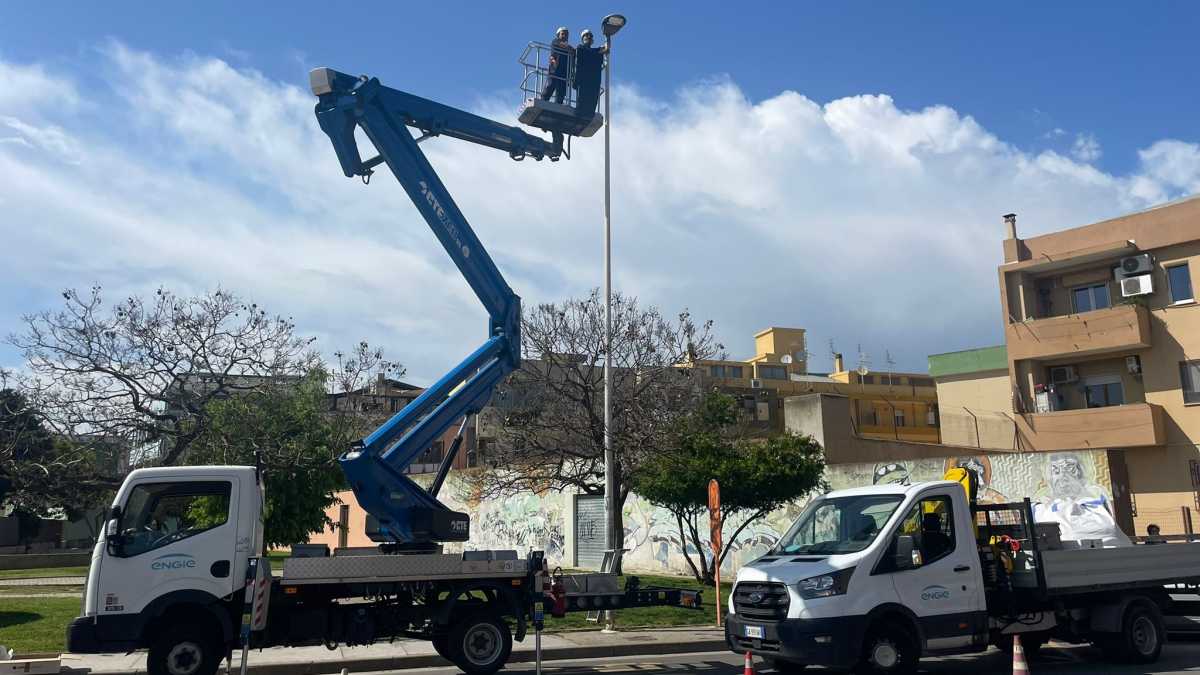 Montaggio-nuove-lampade-a-led-a-Quartu